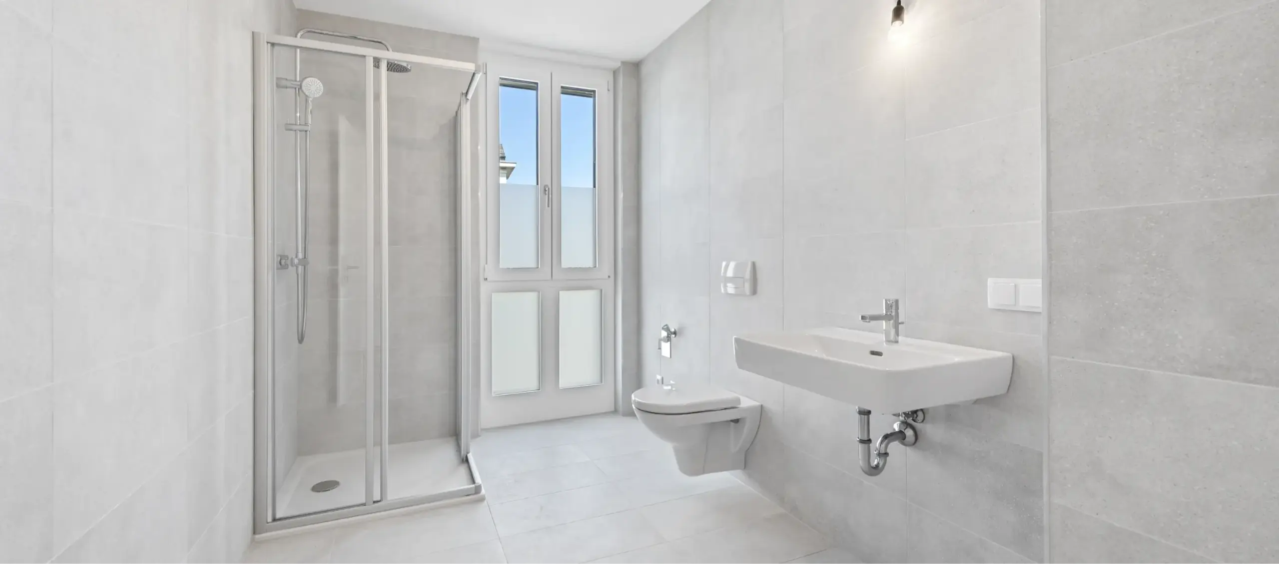 Modernes Badezimmer mit Dusche und Zugang zum Balkon.